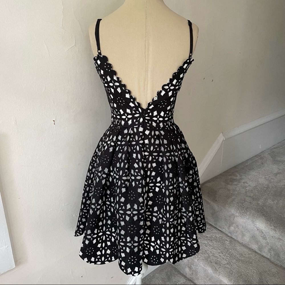 Soloiste Black V-Neck Bonded Lace Skater Dress EUC - Picture 7 of 10